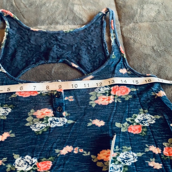 2 pack, crop tops. - Picture 8 of 12